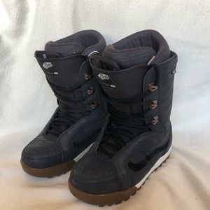 Vans Hi Standard Pro Men's Snowboard Boot in Raven Black/Gum Men’s Size 10 ￼
